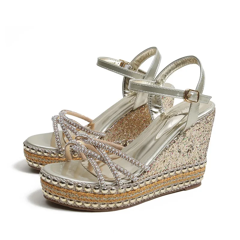 Новые пикантные женские босоножки принцессы на высоком каблуке с заклепками