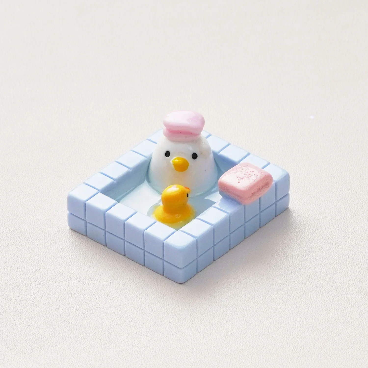 

Миниатюрная фигурка утки из канифоли