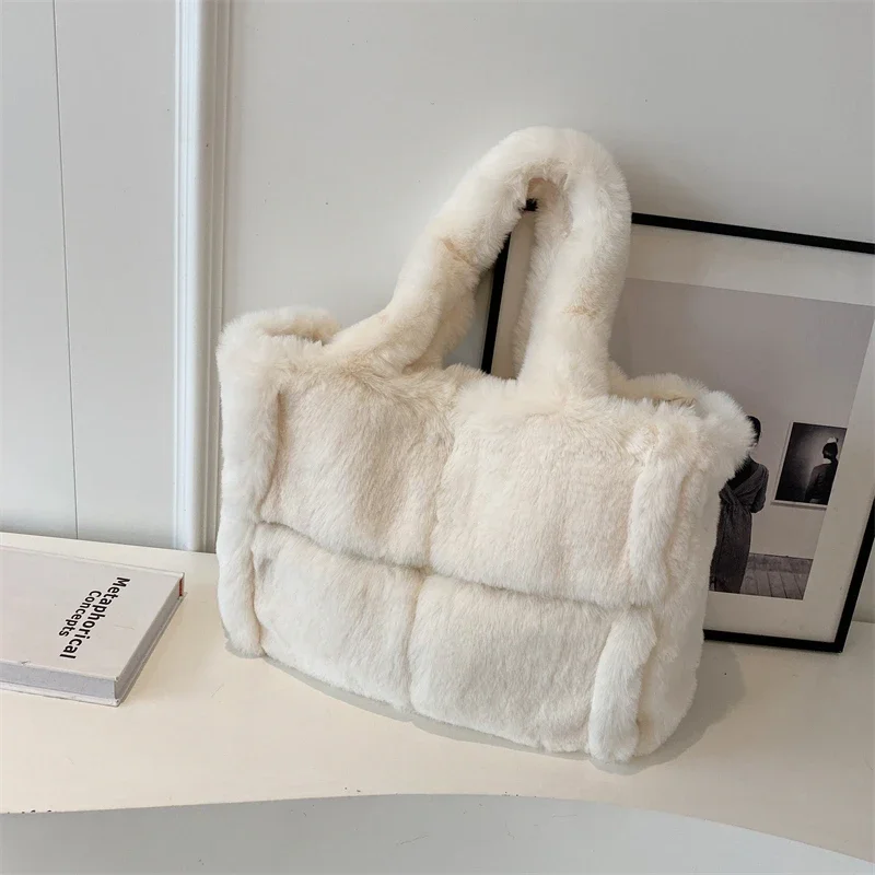 Женская сумка однотонная плюшевая удобная через плечо вместительная