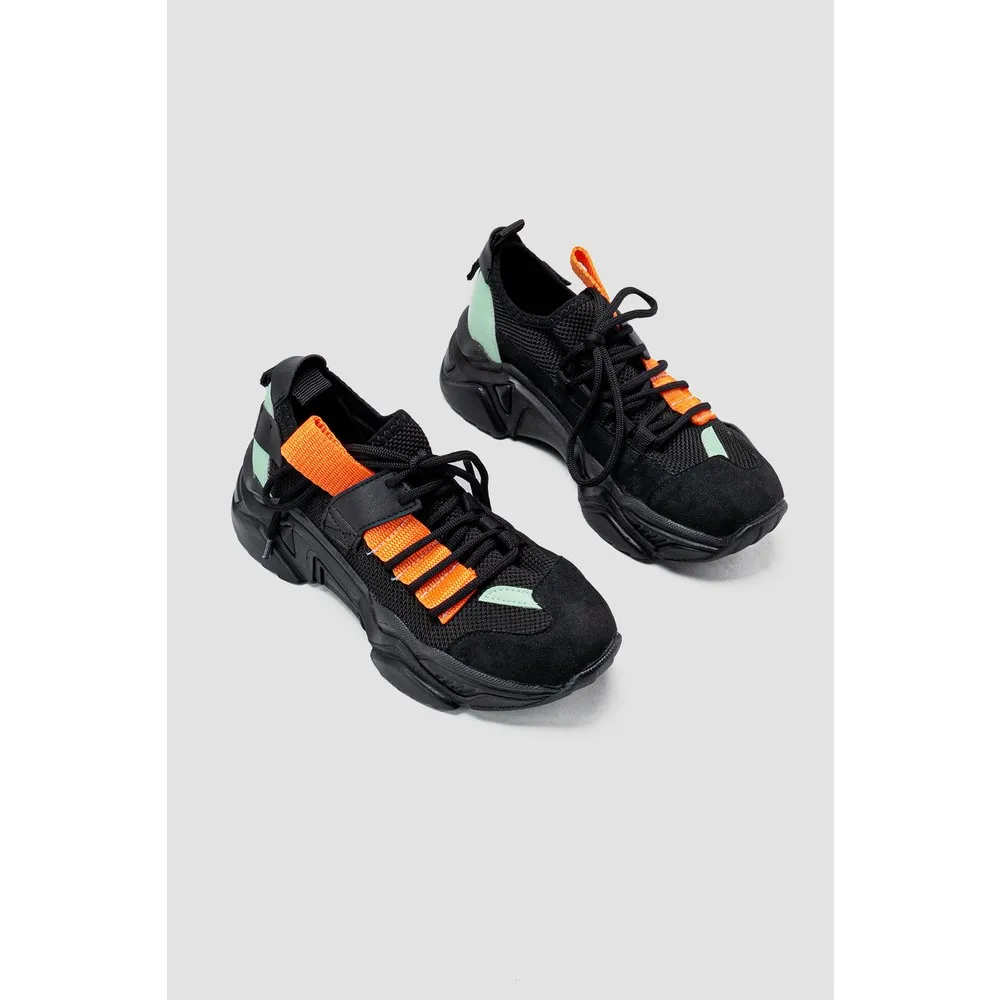 

Черные эластичные кроссовки karoline на запястье со шнуровкой и высокой подошвой