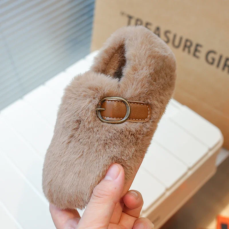 Зимние детские туфли на плоской подошве с пушистой пряжкой и круглым носком