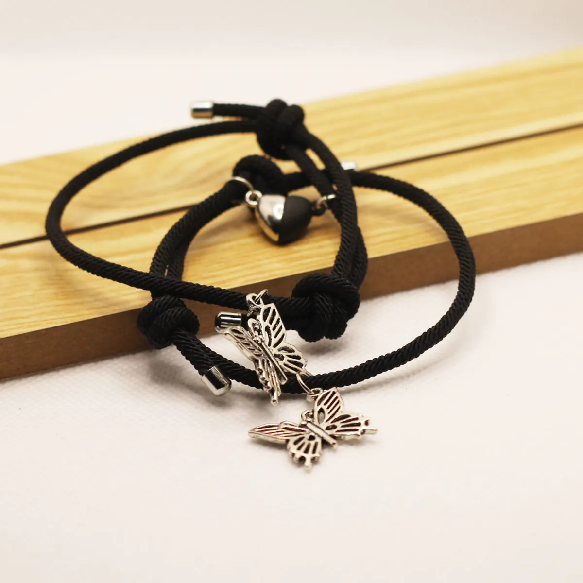 

Pair of Couple Bracelets Hollow 3D Butterfly Charm Pendant Rope Bangle Heart Magnet Attract Girl Boy Friendship Jewelry Gift