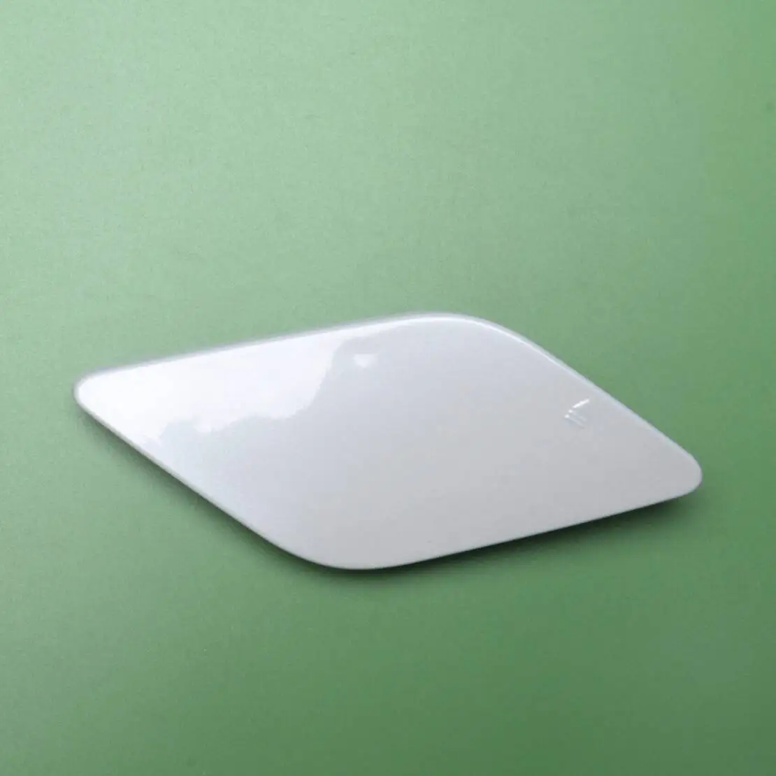 Белый передний бампер Буксирный крюк Крышка проушины Пластик 2128850126 Подходит для