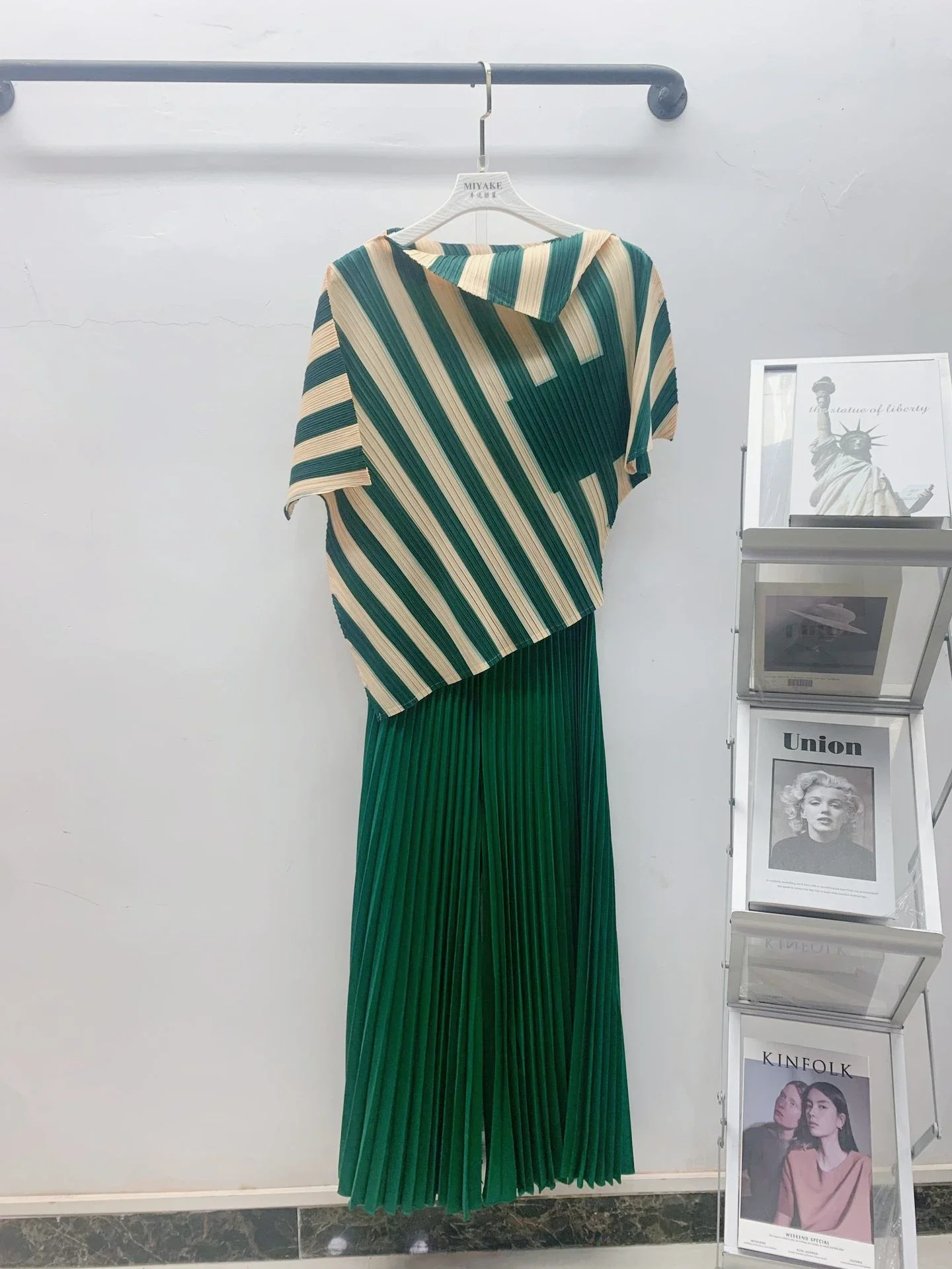 Miyake плиссированный топ с короткими рукавами и нерегулярным принтом лацканами +