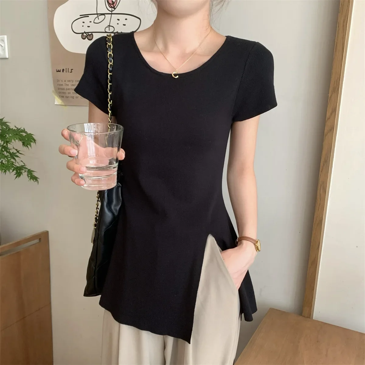 Лето 2023 утягивающий вязаный топ средней длины в американском стиле с боковым