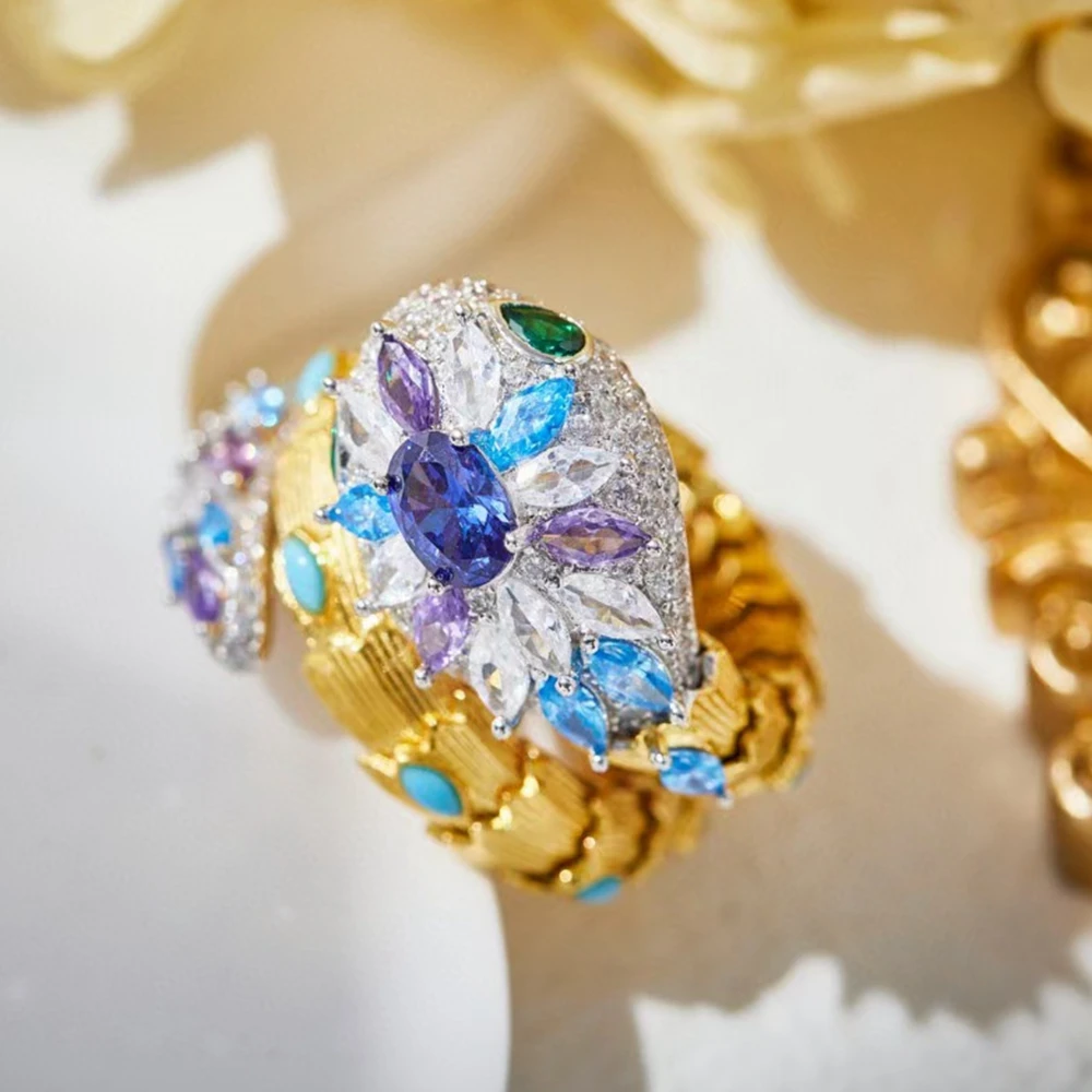 Новое кольцо в виде змеи с двойной катушкой покрытое золотом и бриллиантами для