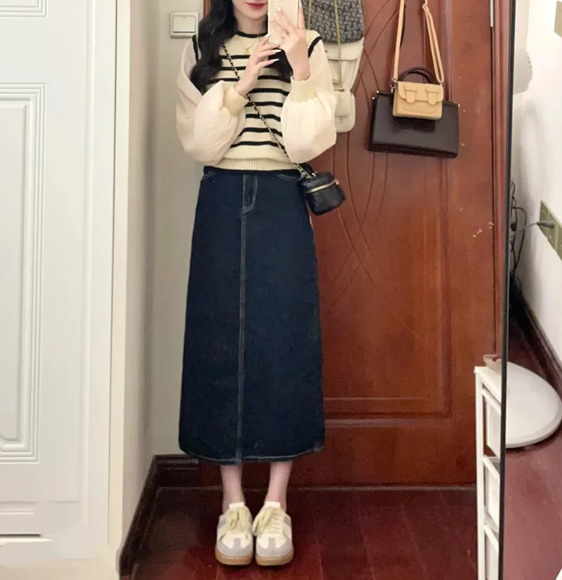 

Женский винтажный топ в полоску и джинсовая юбка с высокой талией