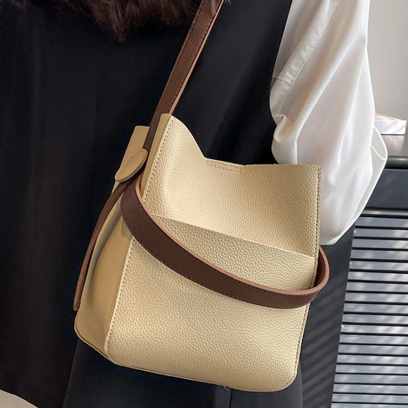 

2023 простая вместительная мягкая сумка-тоут из спилка карамельного цвета, модная роскошная женская сумка-тоут через плечо, сумки через плечо