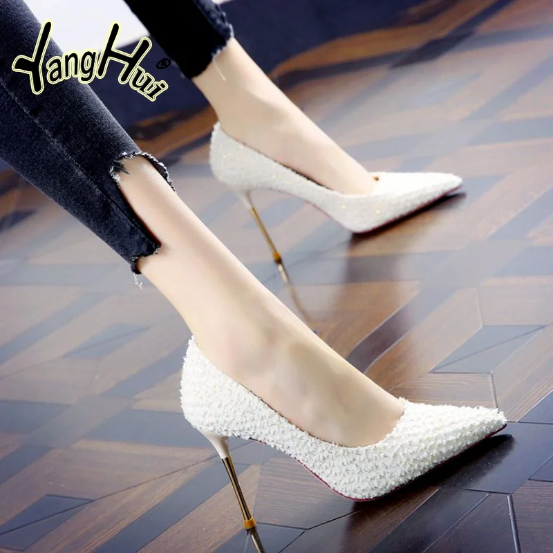 

Туфли-лодочки на очень высоком каблуке, с острым носком