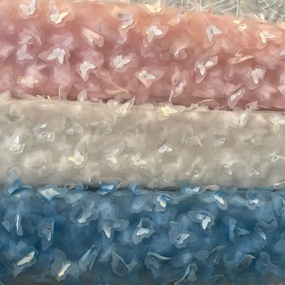 Двухслойная декоративная кружевная ткань с вышивкой в виде маленькой бабочки