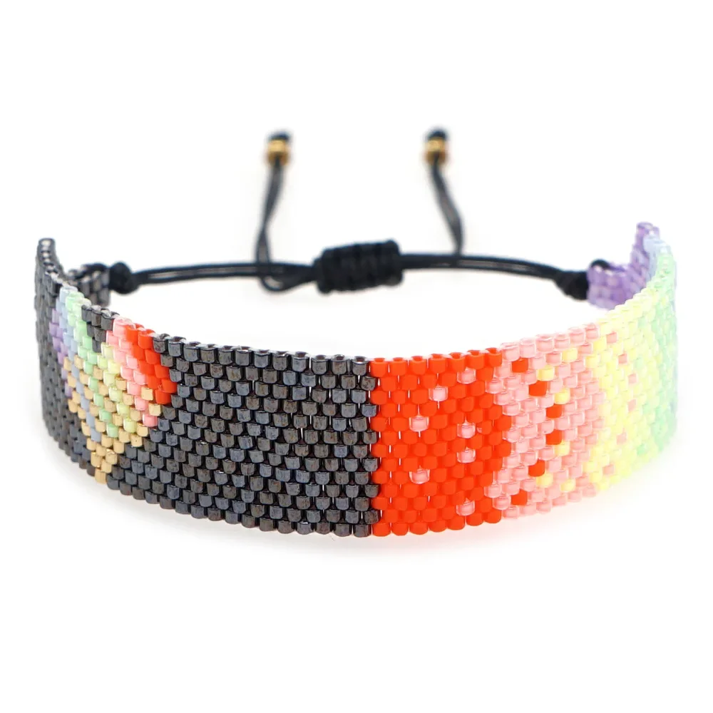 Регулируемый браслет ручной вязки с градиентом и бусинами в форме сердца