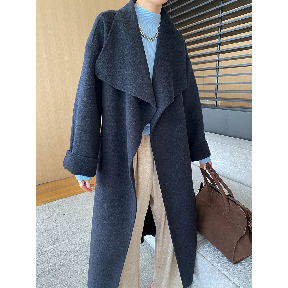 Женское длинное шерстяное пальто с воротником-стойкой и поясом