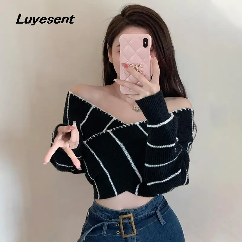 

Женская трикотажная футболка в полоску, черно-белая футболка с длинным рукавом и V-образным вырезом, короткая футболка с открытыми плечами, сексуальный базовый укороченный топ, 2023