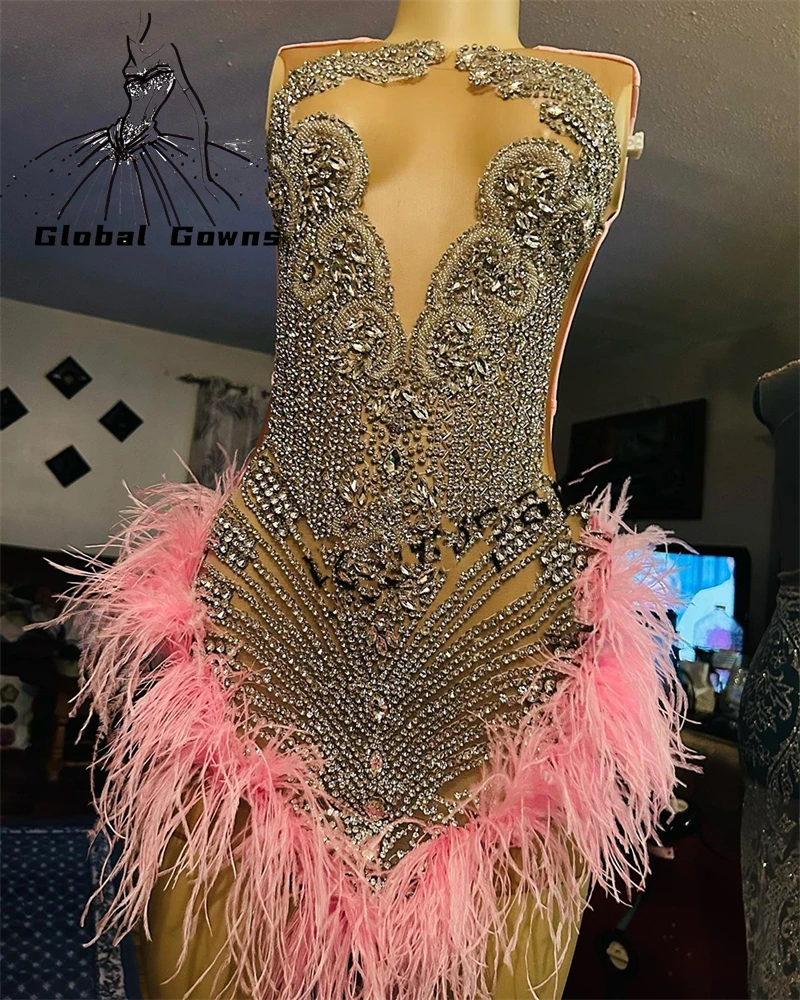 

Pink Sheer O Neck Short Prom Dress Black Girls For 2023 Crystal Beaded Birthday Party Gown Feathers Mermaid Mini Abiti Cocktail