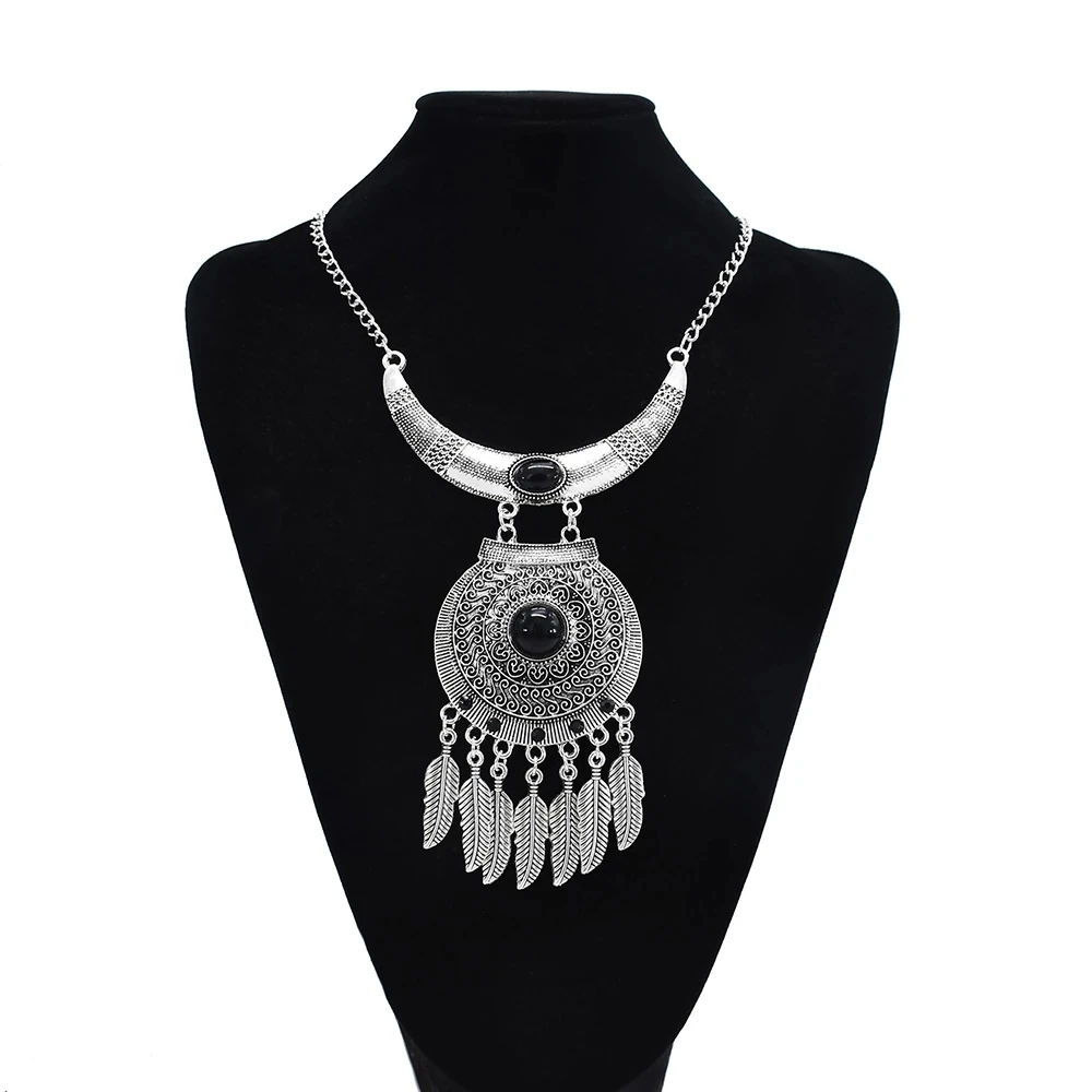 

New Bohemia Gypsy Feather Tassel Pendant Necklace Round Silver Vintage Necklace Ladies Personality Acrylic Stone Necklace 2022