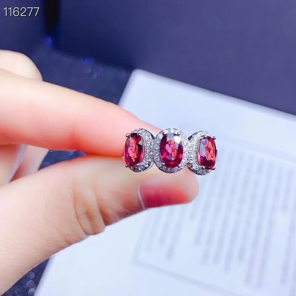 Женское кольцо с натуральным гранатом из серебра 925 пробы |