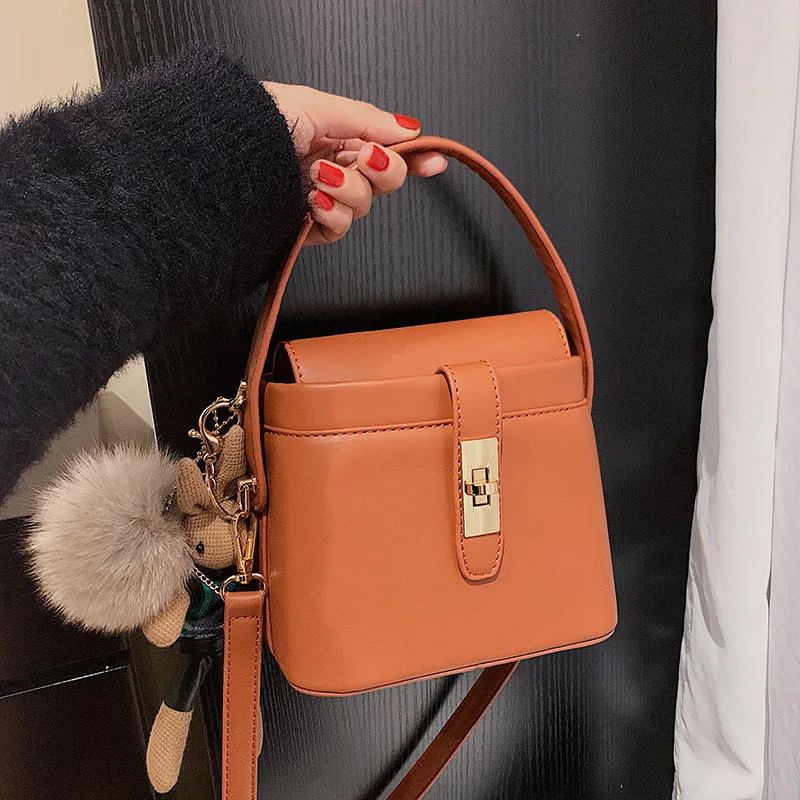 

New fashion ladies one-shoulder handbag simple solid color PU texture small square bag lock trend messenger bag