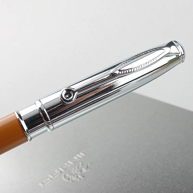 Шариковая ручка серебристого и черного цвета 4 |