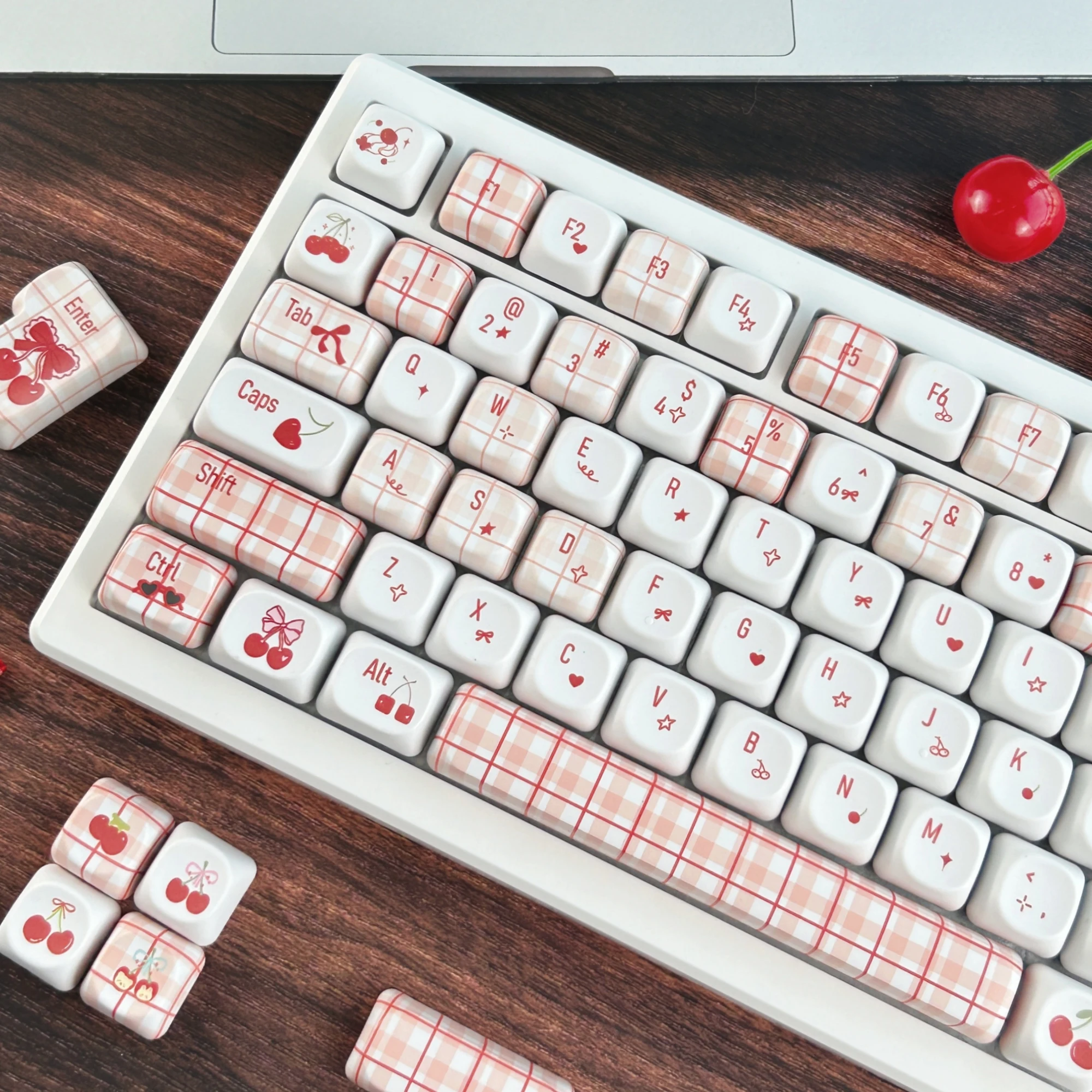 Фото Колпачки для клавиш MAIMOOO Little Cherry Plaid, профиль MOA, PBT, корейские/русские/тайские, красно-белые, милые, для механической клавиатуры №2