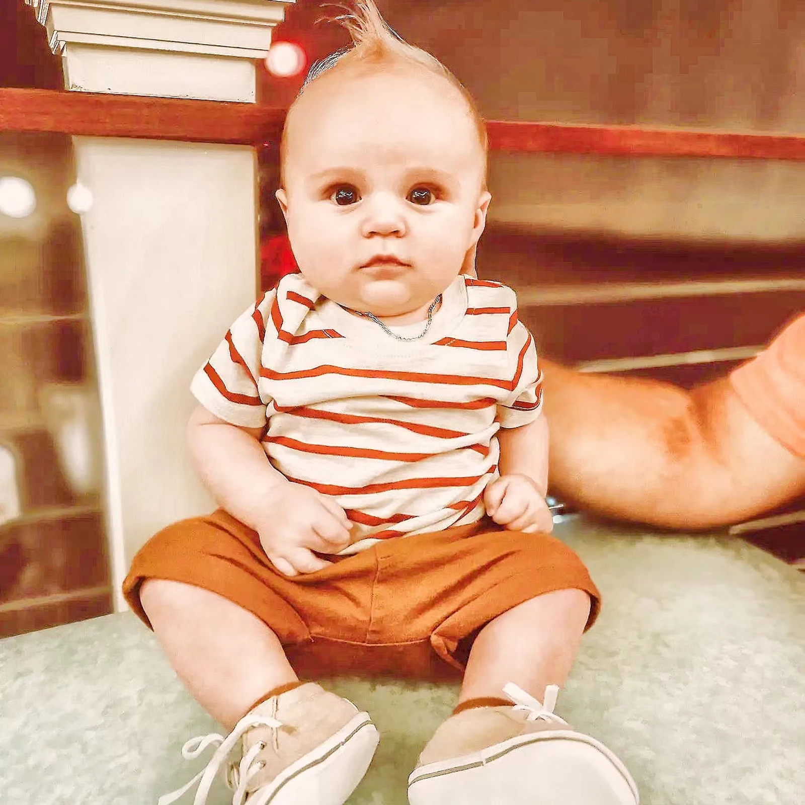 

Футболка с коротким рукавом и круглым вырезом и шорты контрастных цветов