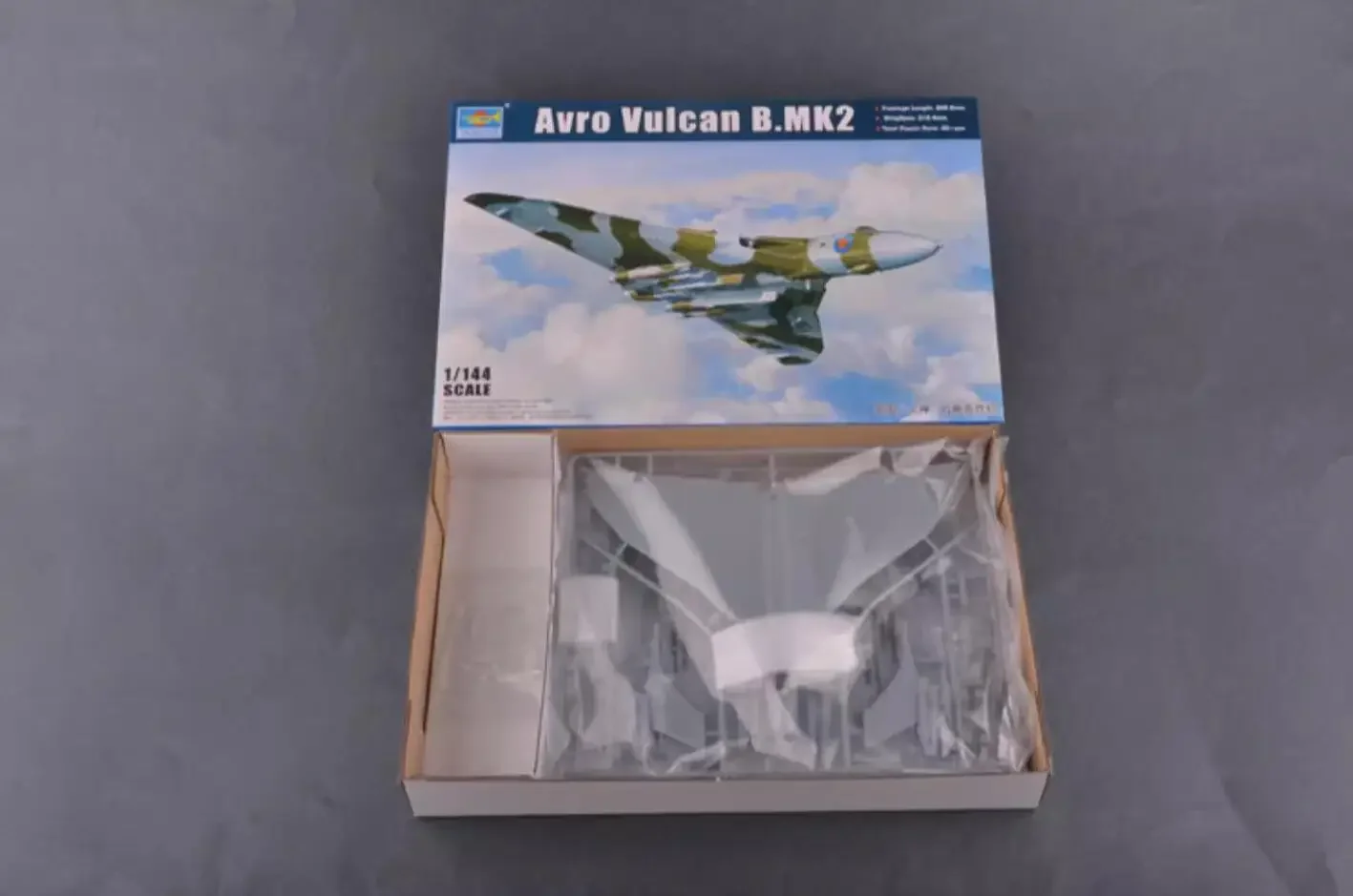 Пластиковая модель самолета Trumpeter 03931 1:144 Avro Vulcan B.Mk 2