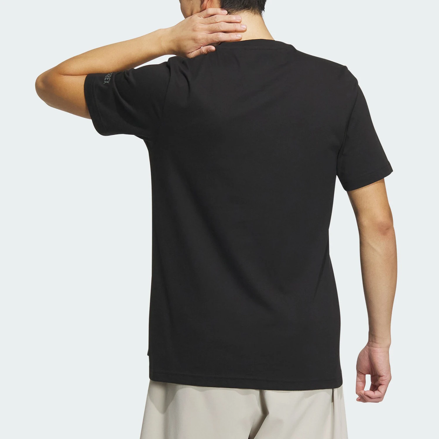 Фото Оригинальная мужская футболка Adidas GFX SS TEE 180 для занятий спортом на открытом воздухе, модель IS0274. №3
