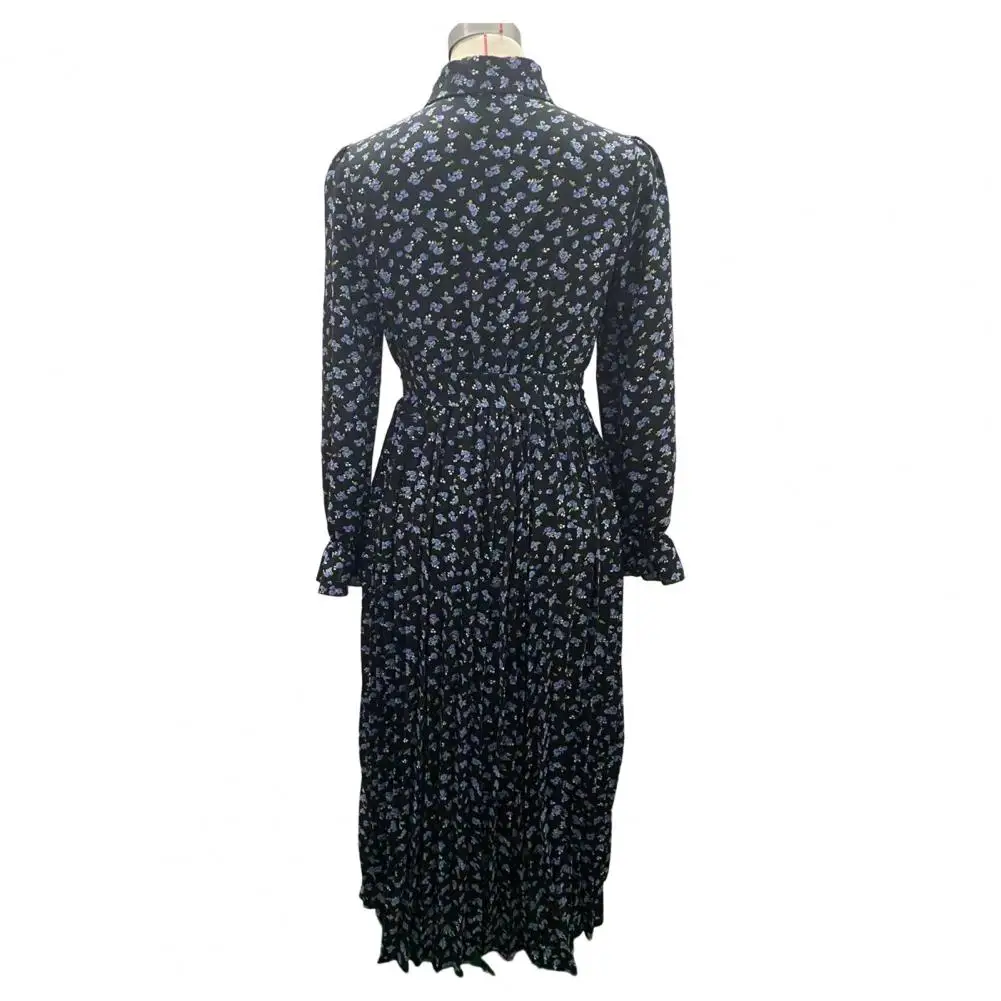 Женское длинное платье средней длины элегантное блестящее с поясом и V-образным