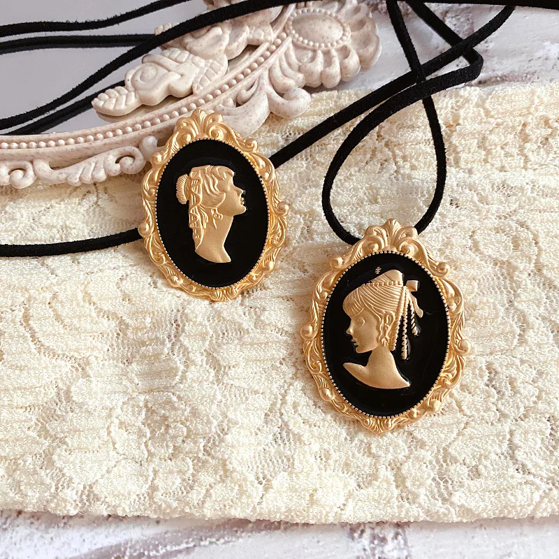 

VintageNew Retro Palace Classic Medieval Ladies Style Women's Embossed Brooch Necklace Pin In The Photo Frame