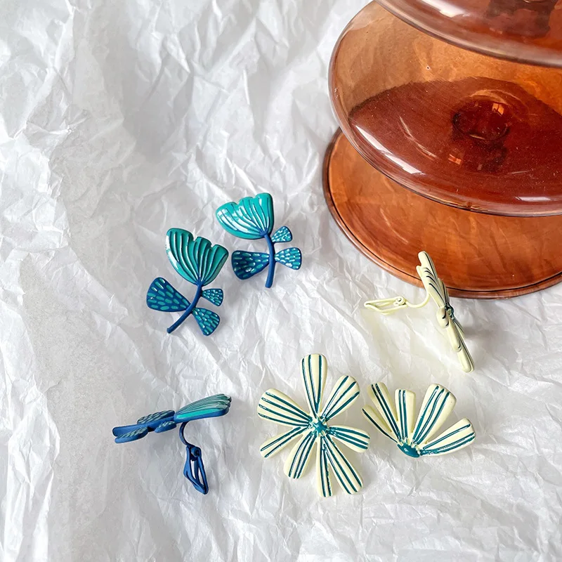 

Blue Line Flower Earrings No Hole Ear Clip Interesting Flowers Clip Earring Without Piercing Minimalist Earrings Jewelry CEc1465