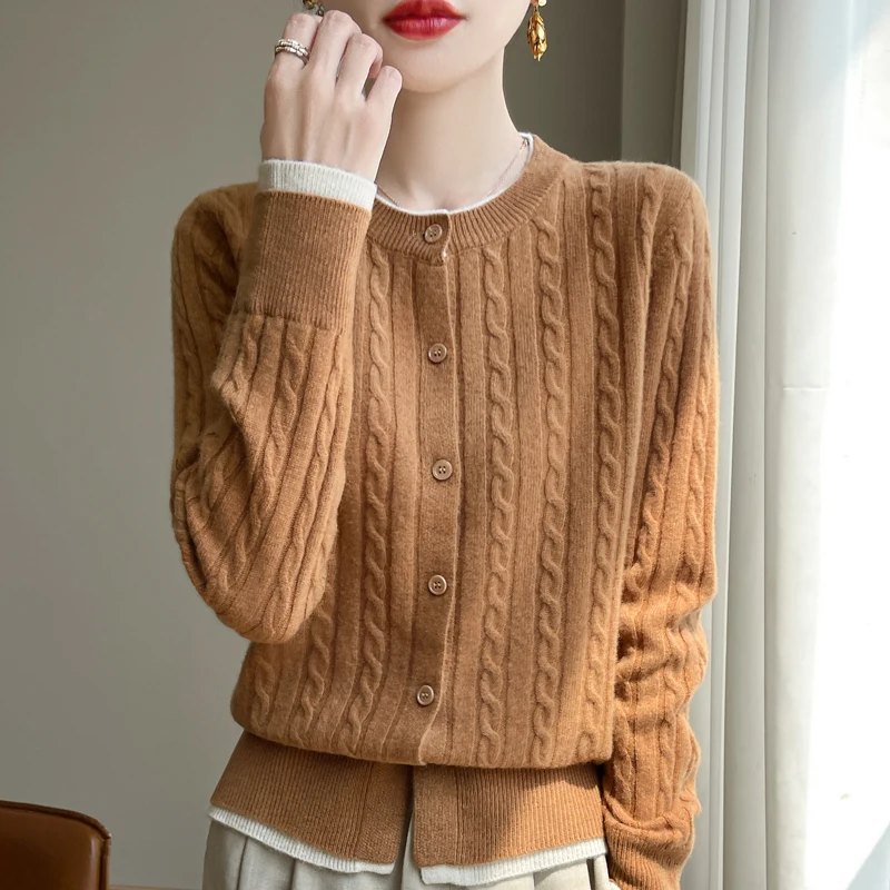 Короткий вязаный свитер с контрастной расцветкой