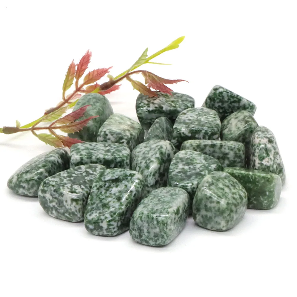 

Нефритовый кристалл с зелеными точками