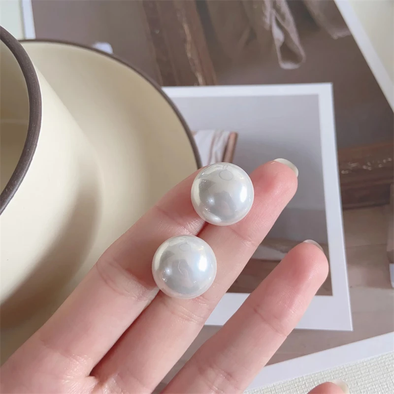 

QXTC Korean 925 Silver Needle Glossy Highlight Pearl Stud Earrings for Women Girl Party Daily Wear Jewelry Pearl Pendientes