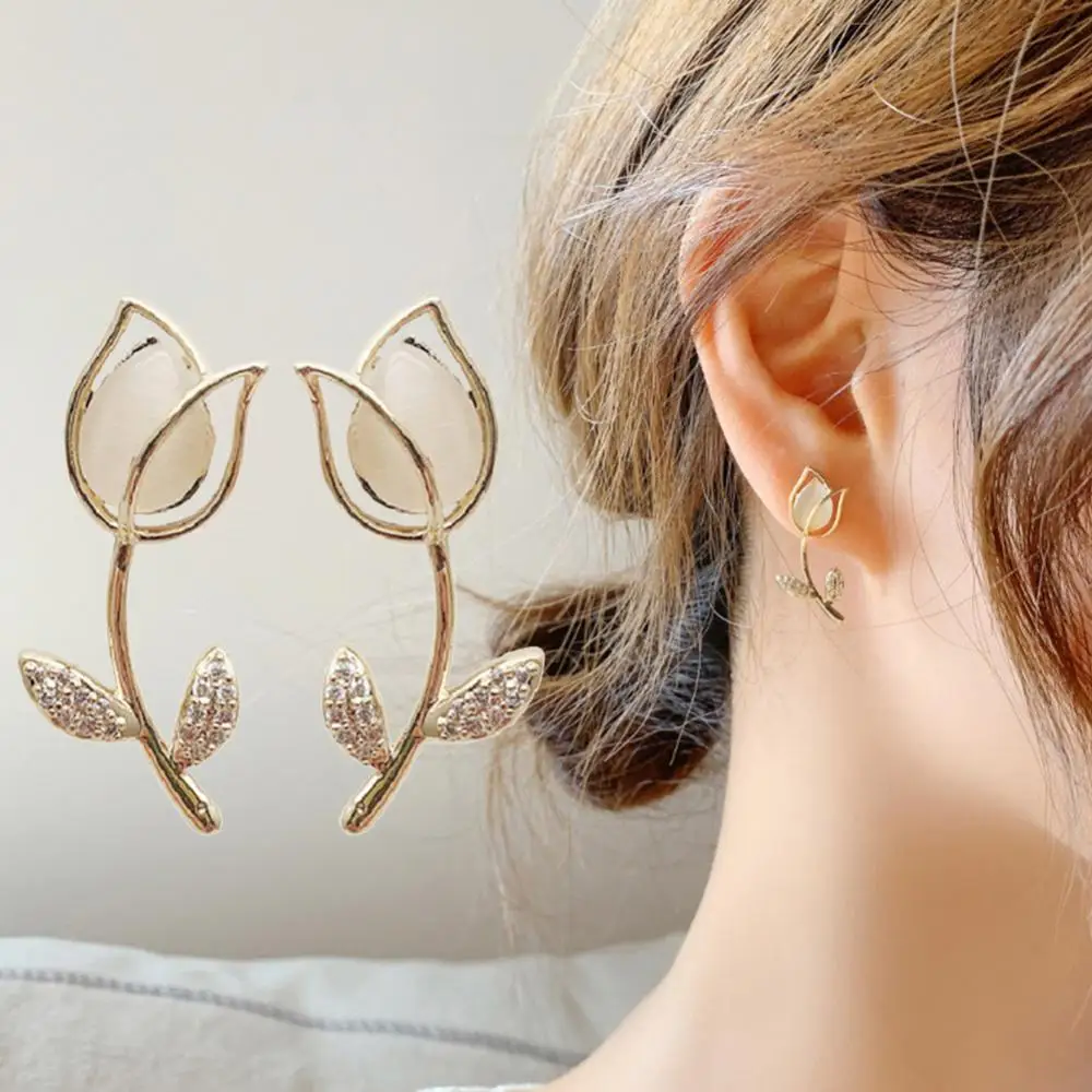 

Женские серьги-гвоздики из искусственного камня с лепестками розы