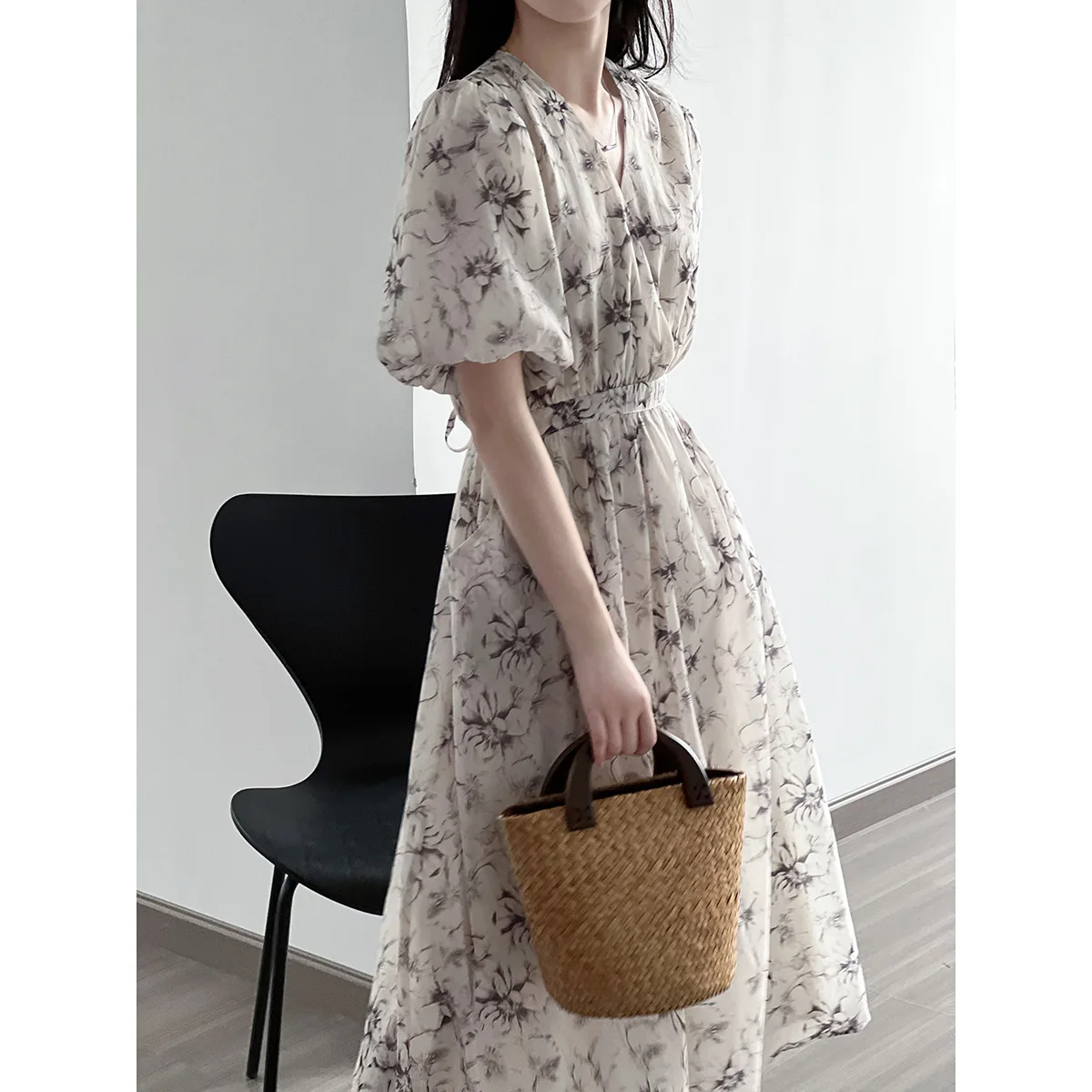 

Платья с принтом для женщин; Новинка 2023 года; Летнее платье с рукавами-пузырьками; Шифоновое длинное платье трапециевидной формы с v-образны...