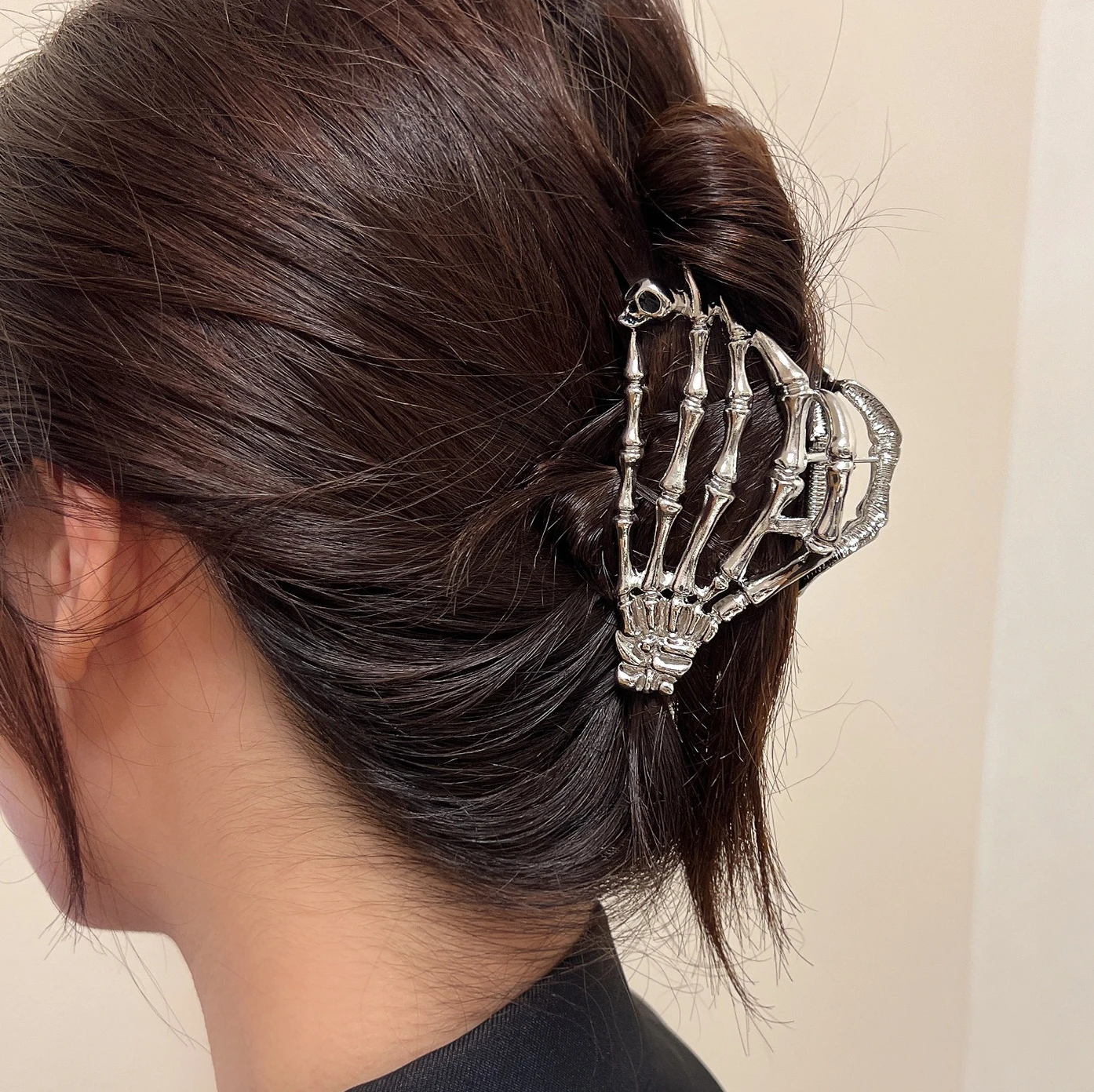 Goth Punk Metal Skull Hand Hair Claws Hip Hop Unique Back of Head Skeleton Claw Hair Clips for Women Hair Accessories Cosplay