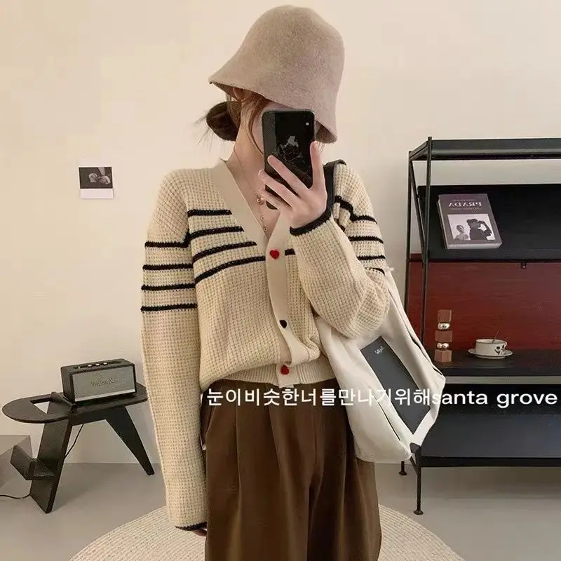 Женский трикотажный кардиган с пуговицами-сердечками свободный Универсальный в