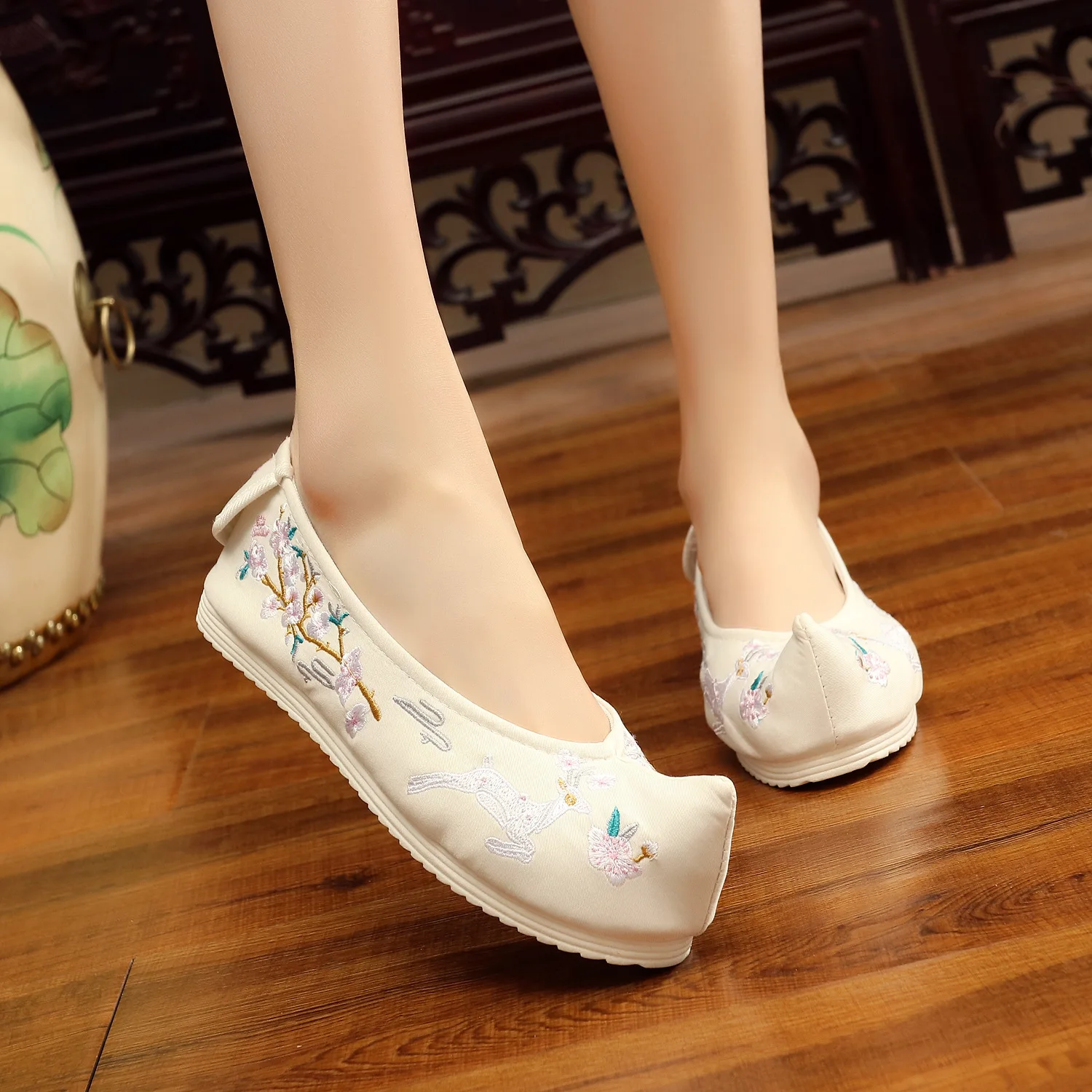 

Spring and Autumn Hanfu Palace Shoes Upturned Shoes Embroidered Embroidered Shoes Women's Fashion Casual Cloth Shoes