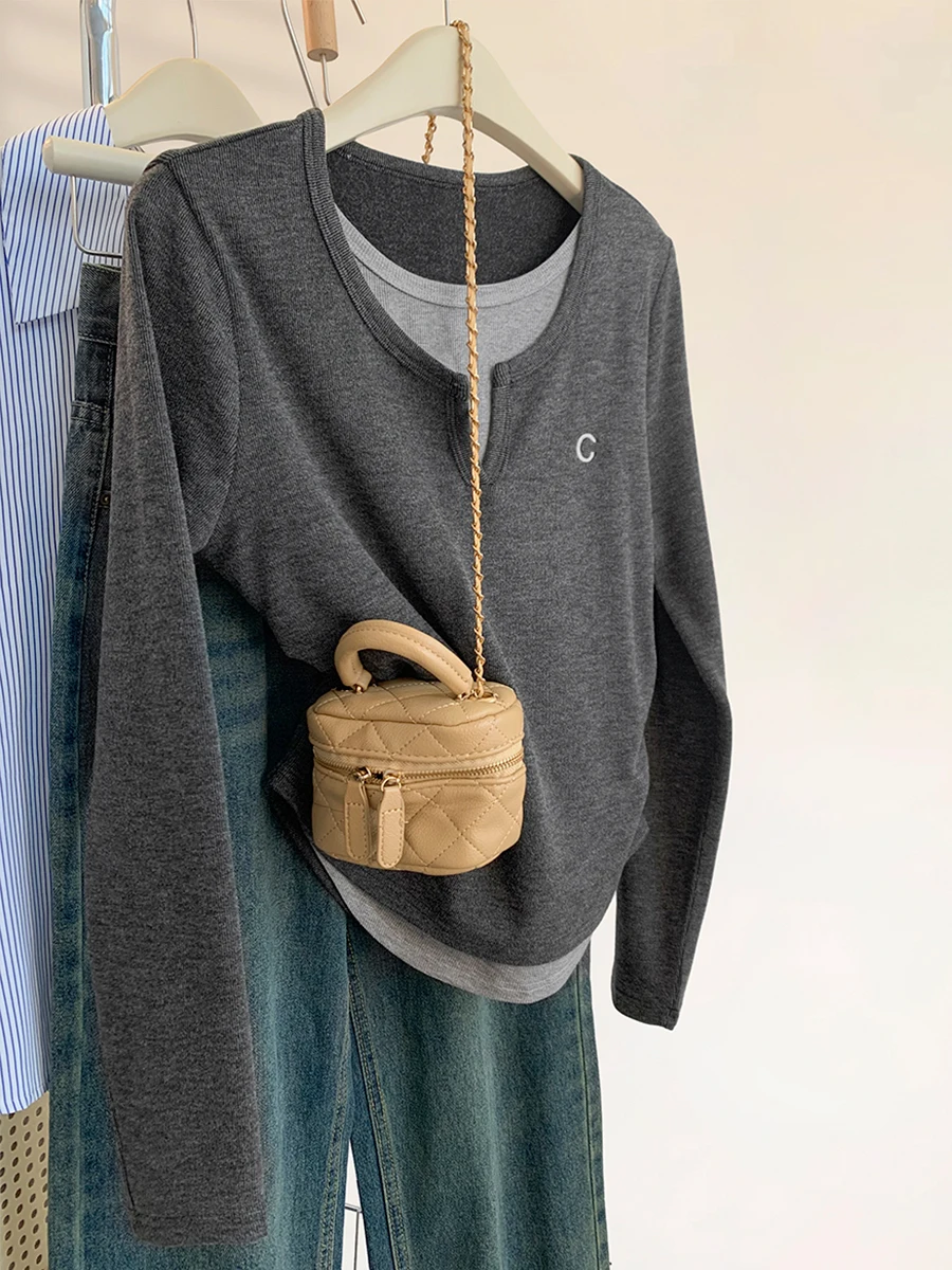 Серая футболка с V-образным вырезом и имитацией двух предметов женская короткая