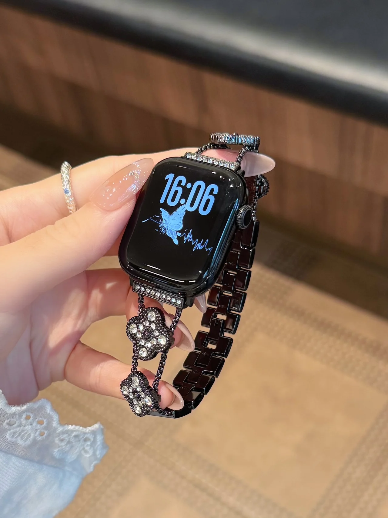 Фото Ремешок с четырехлистным клевером и стразами для Apple Watch 38/40/41/42/44/45/49 мм, стильный и эффектный браслет для iWatch Series №4