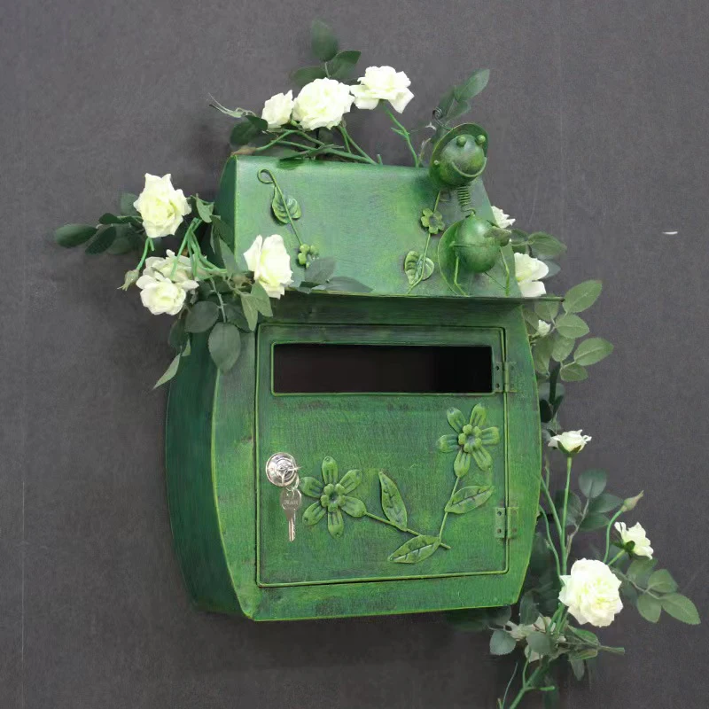 European-style villa mailbox garden retro wall lock mailbox school waterproof outdoor mailbox garden pendant