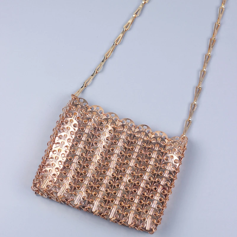 

Женская плетеная вечерняя сумка-клатч с цепочкой и металлическими блестками