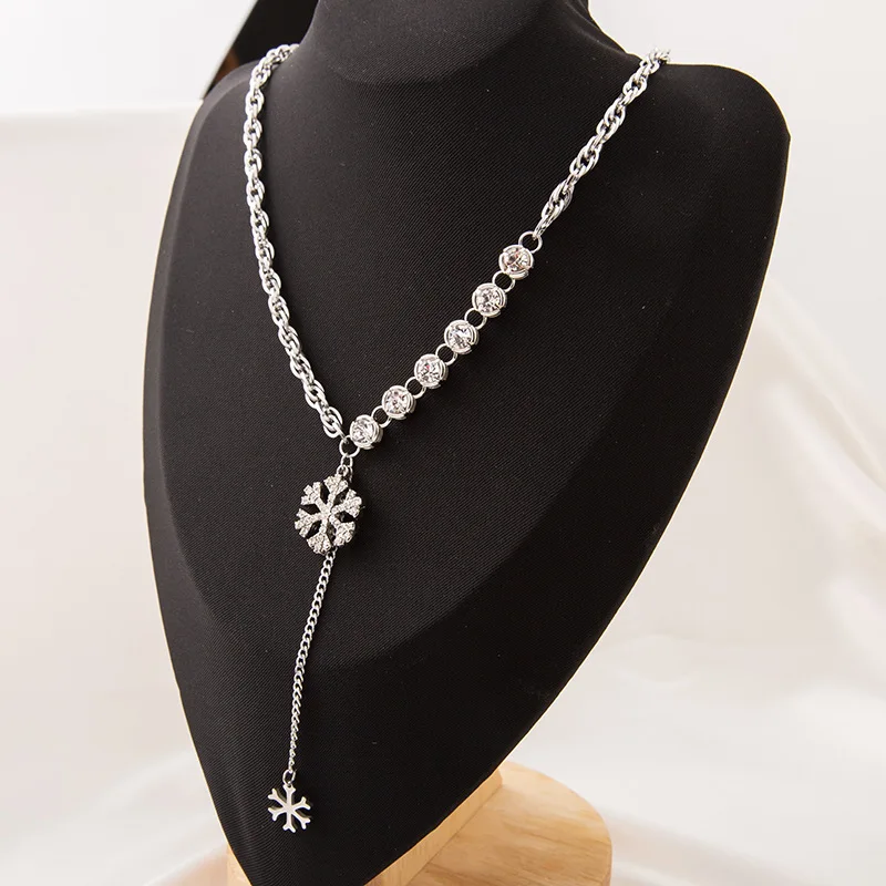 

Accessories for Women Crystal Pendant Snowflake Necklace for Lady Light Luxury Fashion Niche Fringe Simple Charm for Ceremony