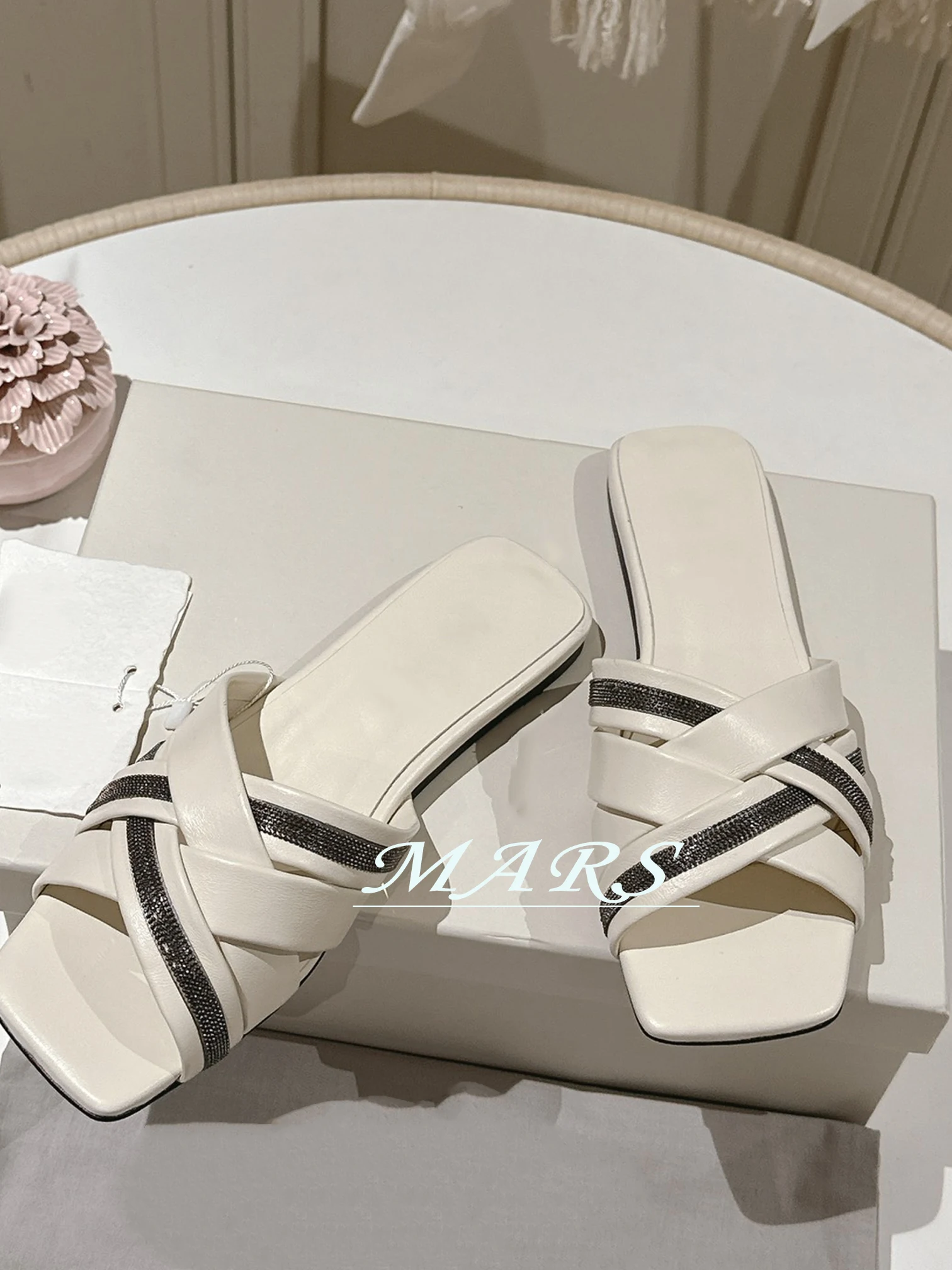 Женские кожаные шлепанцы ручной работы пляжные на плоской подошве с квадратным