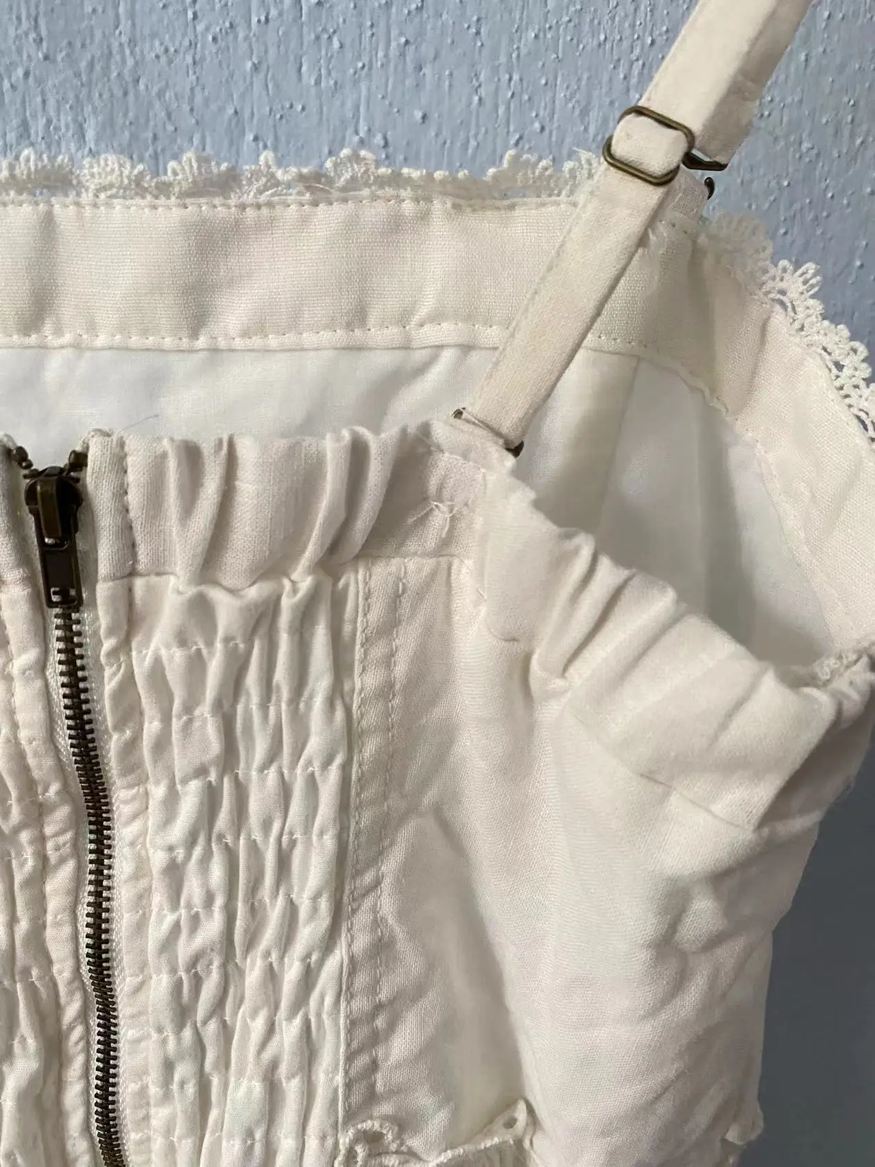 Женское платье на бретельках из хлопка и льна