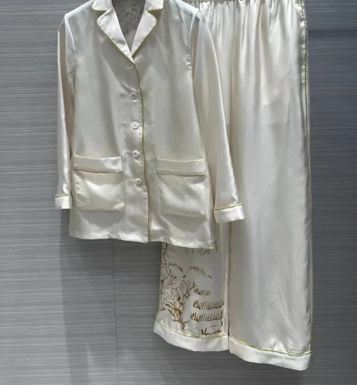 

Новинка Осень-зима 2023, модная темпераментная Пижама для отдыха в джунглях, с животными и садом, шелковая рубашка