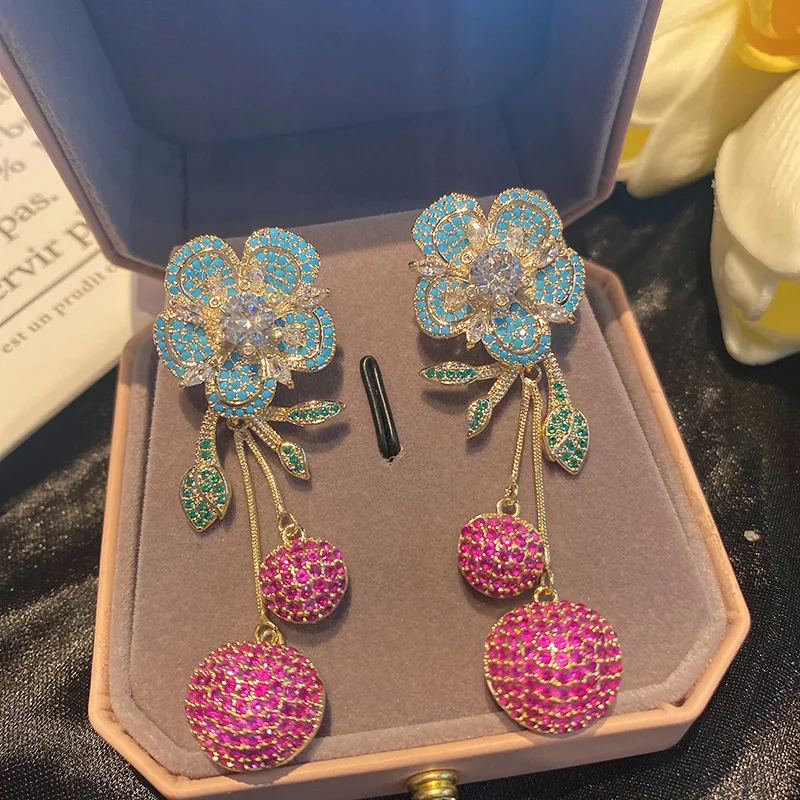 

Женские серьги-подвески в виде цветка