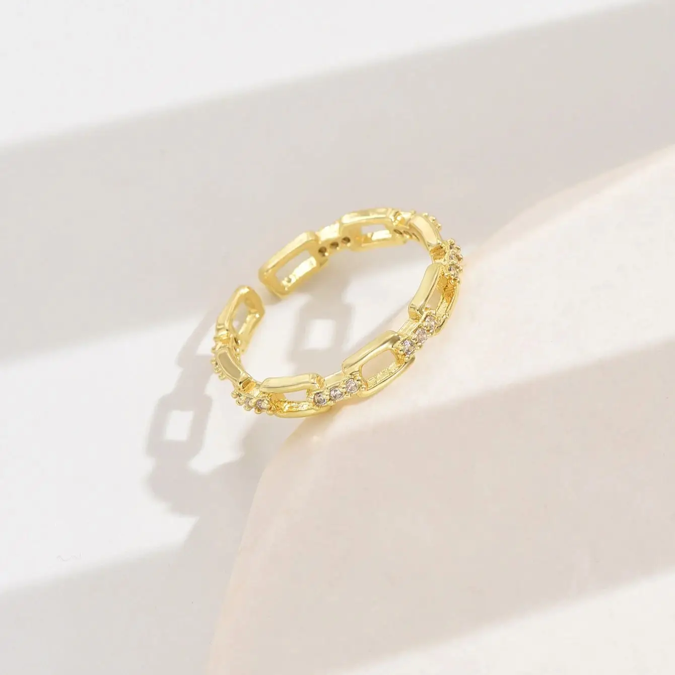 Открытое медное кольцо с фианитом для женщин