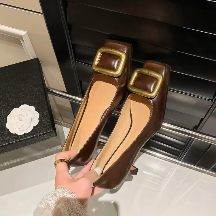 Брендовый дизайн туфли с металлической квадратной пряжкой и легким горлышком