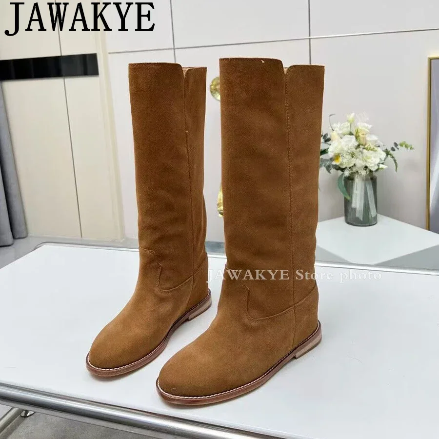 Женские замшевые сапоги до колена высокие на танкетке высоком каблуке модные
