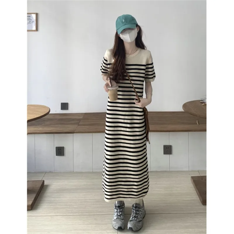 Женское трикотажное платье в полоску повседневное свободное средней длины с